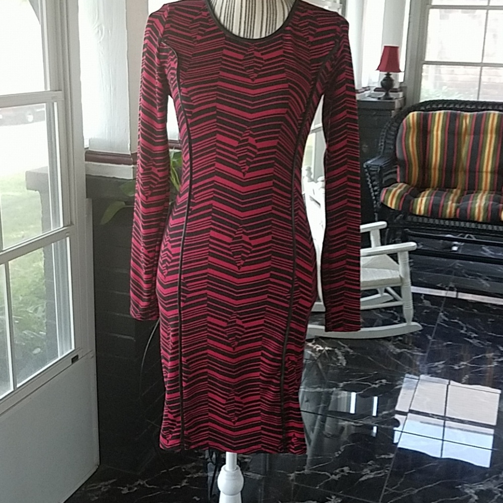 Red & Black Geometric Jersey Dress